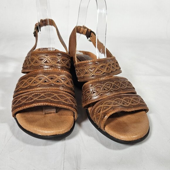 Clarks Artisan Women's Brown Wedge Sandals Crisscross Straps Buckle Back Sz 6.5W - Picture 4 of 8